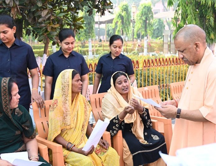 Gorakhpur: जनता दर्शन में मुख्यमंत्री ने सुनीं 200 लोगों की समस्याएं, अधिकारियों को दिए निस्तारण के निर्देश। 