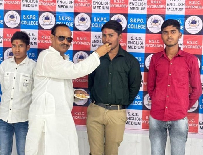 Hardoi: राजेंद्र सिंह इंटर कॉलेज न्योरादेव का शानदार रिजल्ट: हाईस्कूल में रानू, इंटर में निर्भय यादव टॉपर, 100% परिणाम।