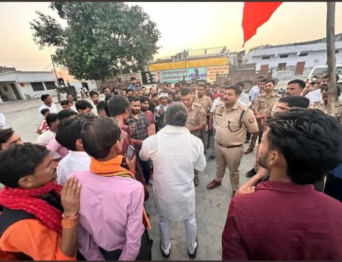 Sitapur : तंबौर थाने पर बजरंग दल का बड़ा प्रदर्शन, पुलिस के आश्वासन और माफी के बाद समाप्त हुआ धरना