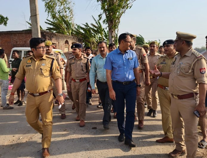 Santkabirnagar : धर्मपुरा के खेतों में लगी भीषण आग, जिलाधिकारी और पुलिस अधीक्षक ने किया मुआयना