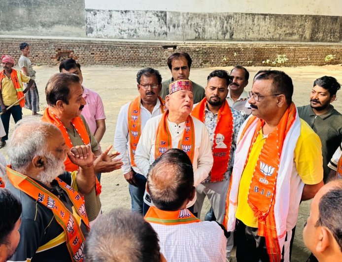 Varanasi : महापौर ने सड़क पर कचरा फेंक रही युवती को टोका, जनप्रतिनिधियों ने झाड़ू लगाकर दिया स्वच्छता का संदेश