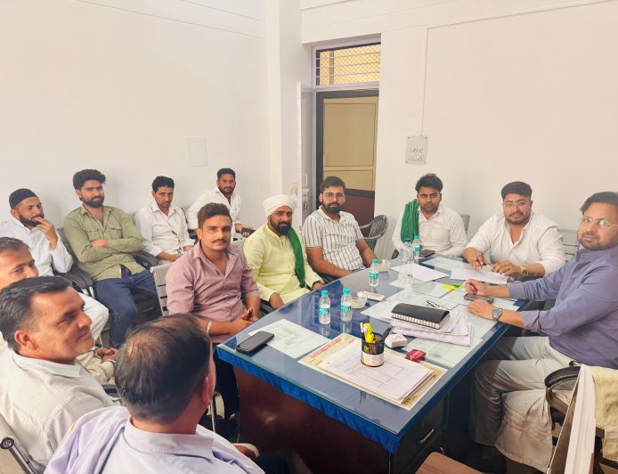 Hapur : खाद और कीटनाशक विक्रेताओं की मनमानी के खिलाफ किसानों का प्रदर्शन, जांच के आदेश