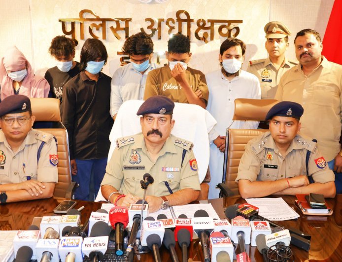 Hapur : अपहरण कांड का खुलासा- 25 लाख की फिरौती मांगने वाले महिला समेत 6 गिरफ्तार, युवक सुरक्षित बरामद