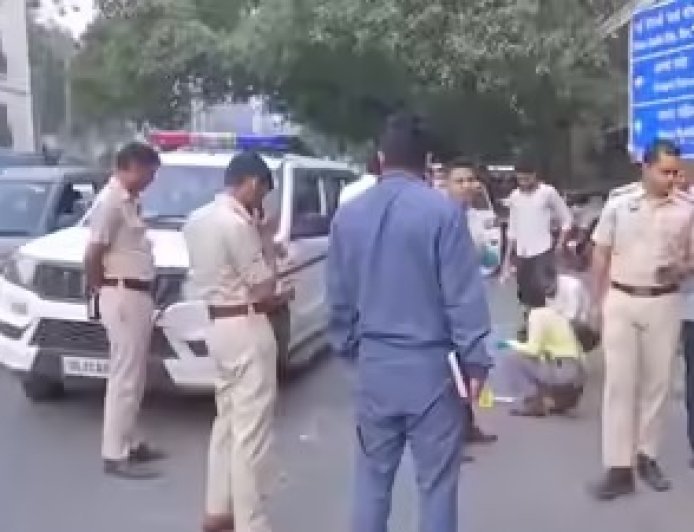 राजधानी में आधी रात खूनी खेल: कालका दास चौक के पास युवक को निशाना बनाकर दागीं कई गोलियां, इलाके में दहशत।