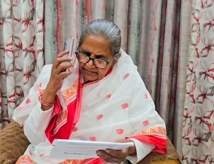 Lucknow: माध्यमिक शिक्षा मंत्री गुलाब देवी ने टॉपर्स को फोन से दी बधाई, कहा कि मेहनत और अनुशासन से ही मिलती है सफलता। 