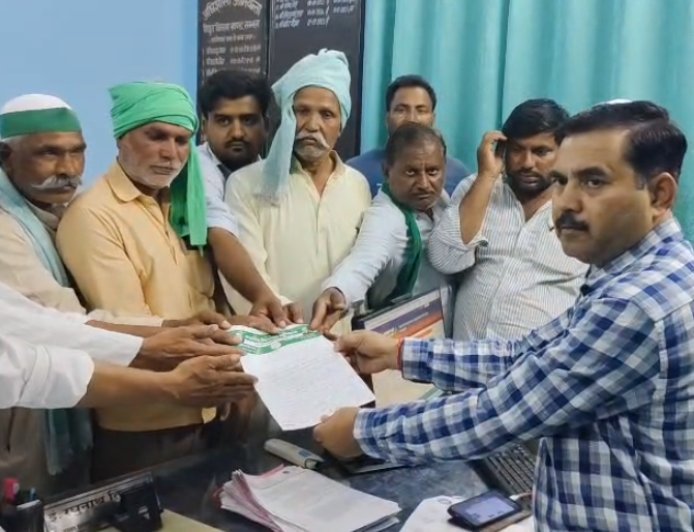 Sambhal: बिजली संकट पर भड़के किसान: फसलें सूख रहीं, स्मार्ट मीटर के खिलाफ बड़ा आंदोलन चेतावनी। 