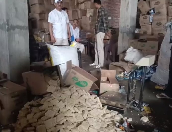 अमरोहा में एक्सपायरी नमकीन का जाल बेनकाब: 3 क्विंटल जहरीला स्टॉक सील, आरोपी पर कार्रवाई शुरू। 