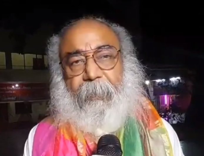 बंगाल से यूपी तक सियासत गरम: आचार्य प्रमोद कृष्णम के तीखे हमले, टीएमसी और सपा दोनों पर साधा निशाना।