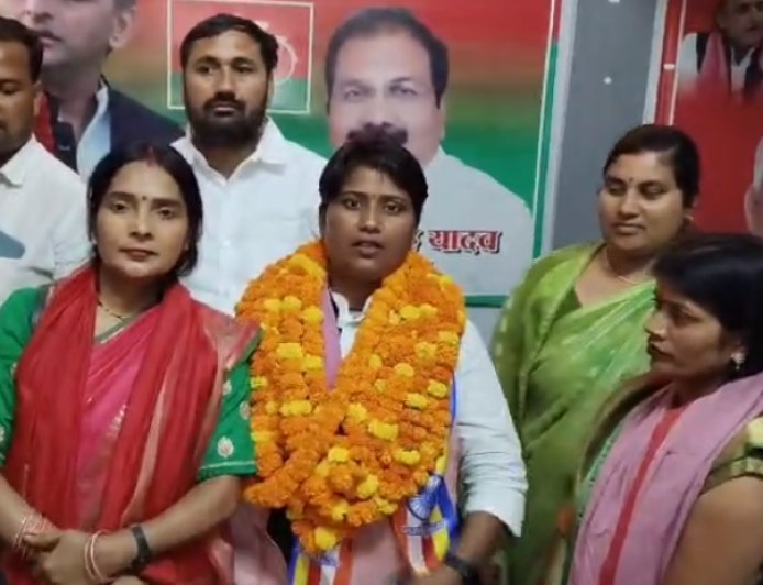 Ballia: सपा राष्ट्रीय अध्यक्ष अखिलेश यादव ने सीमा राजभर को महिला सभा की राष्ट्रीय अध्यक्ष बनाकर राजभर वोटर मे लगाई सेंध।