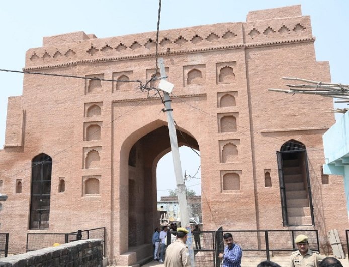 सम्भल का ऐतिहासिक किला चमका: 29 लाख में ‘कारवां सराय’ गेट का कायाकल्प, जल्द बनेगा बड़ा टूरिस्ट हब।