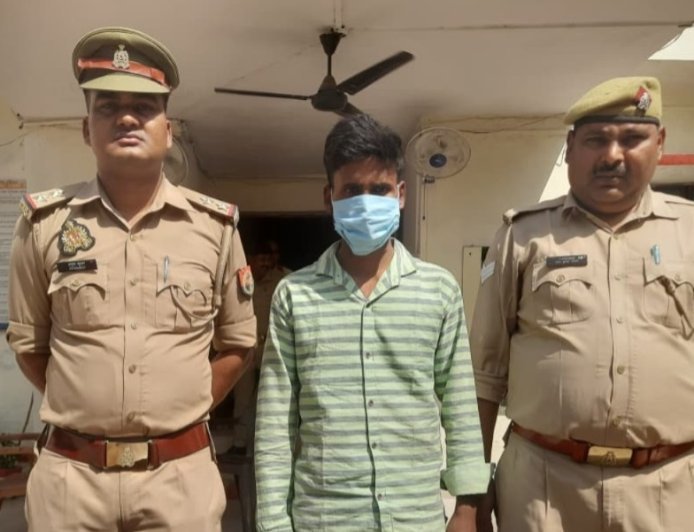 Hardoi : संडीला पुलिस ने हत्या के मुख्य आरोपी को डंडे के साथ पकड़ा