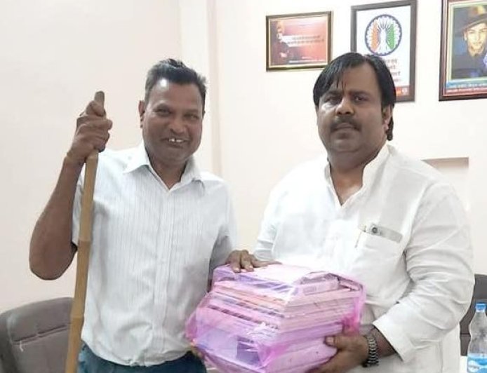 Sitapur : समाजसेवी सागर गुप्ता ने दिव्यांग की बेटी को किताबें भेंट कर शिक्षा के प्रति किया प्रोत्साहित