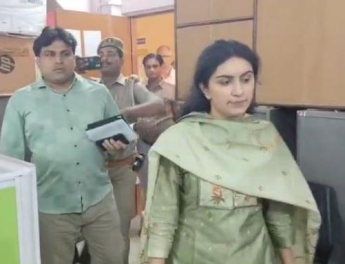 Sitapur : मुख्य विकास अधिकारी दीक्षा जोशी ने विकास भवन में किया औचक निरीक्षण, मची अफरा-तफरी