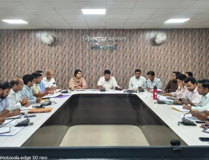 Sitapur : जिलाधिकारी राजागणपति आर. का सख्त रुख, विकास कार्यों में ढिलाई पर दी कार्रवाई की चेतावनी