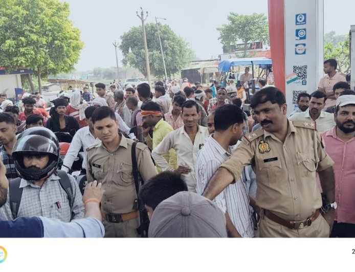Lakhimpur- Kheri : धौरहरा में पेट्रोल पंपों पर उमड़ी भीड़, क्षेत्राधिकारी ने खुद मोर्चा संभालकर कराया तेल वितरण