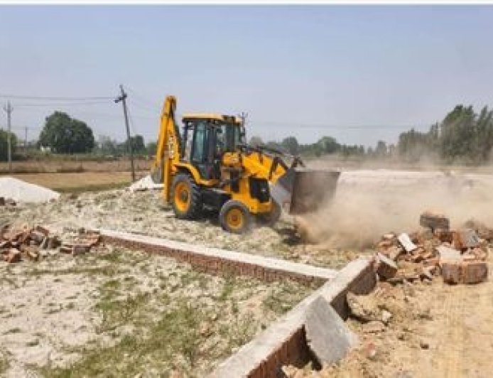 Ayodhya : अवैध कॉलोनियों पर चला प्रशासन का हंटर, 450 बिस्वा जमीन से हटाया गया कब्जा