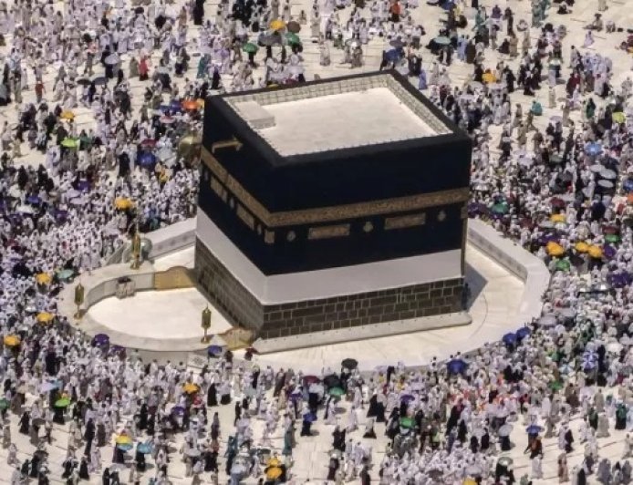 Lucknow : हज-2026 की तीसरी उड़ान से 428 यात्री रवाना, लखनऊ और बरेली के लोगों की संख्या रही सबसे अधिक