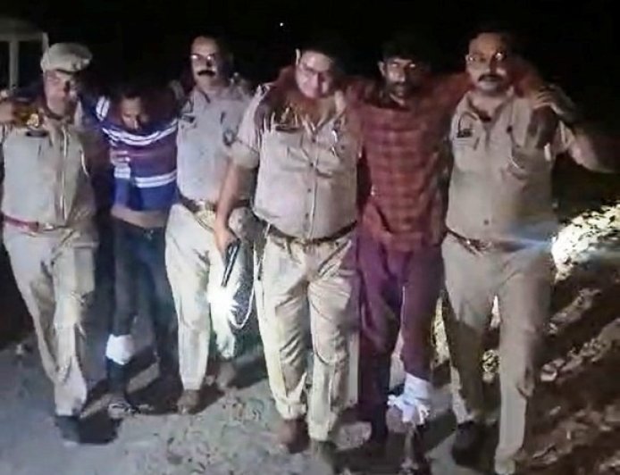 Pilibhit: पुलिस और शिकारियों में हुई मुठभेड़, पांच शिकारी गिरफ्तार, शिकारियों के पास मिले अवैध हथियार। 