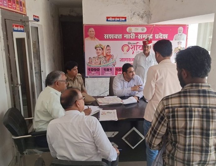 Hathras: एसडीएम सुनी थाना समाधान दिवस जनसमस्यायें। 