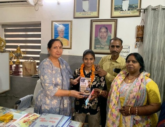 Hathras: यूपी बोर्ड परिणाम में कन्या इंटर कॉलेज की छात्राओं का शानदार प्रदर्शन। 