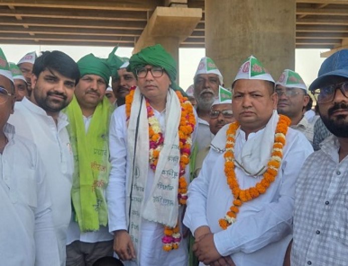 Hathras: चुनाव समय पर कराने की मांग। 