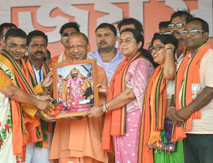 बंगाल में गरजे योगी आदित्यनाथ, ममता पर तीखा वार—‘4 मई के बाद नहीं बचेगी छिपने की जगह’। 