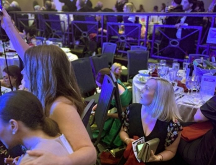 जब सुरक्षा घेरा तोड़कर घुसा हमलावर, पत्रकारों और दिग्गजों ने टेबल के नीचे छिपकर बचाई जान, सितारों से सजी शाम में सन्नाटा