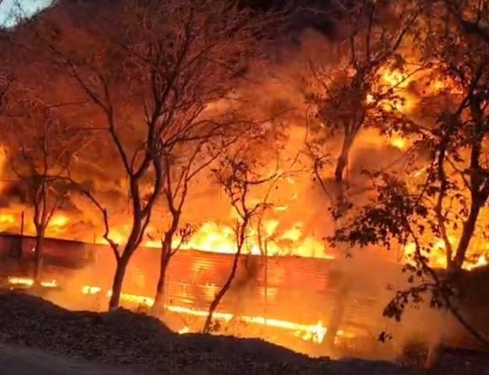 Sambhal : सम्भल में टायर फैक्ट्री में भीषण आग, दो घंटे तक धधकता रहा गोदाम - पांच दमकल गाड़ियों ने पाया काबू