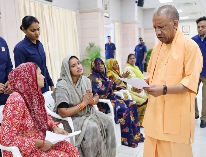 Lucknow: जनता दर्शन में सख्त सीएम: हीलाहवाली बर्दाश्त नहीं, तय समय में समाधान के निर्देश। 