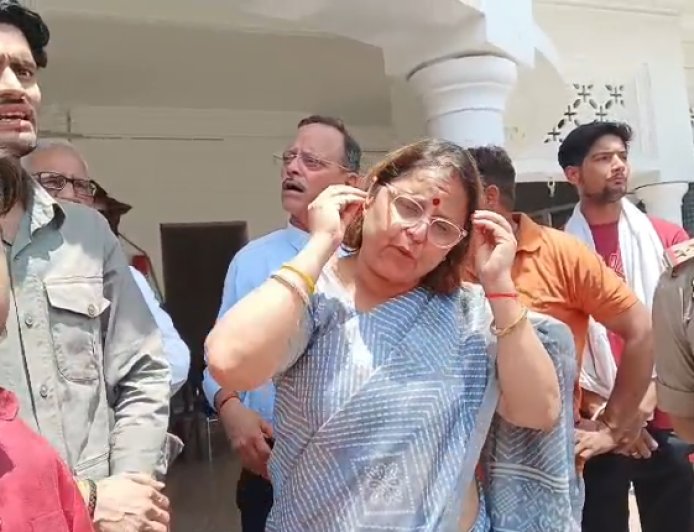 Hardoi : अभिभावक से अभद्रता व 'जूतों पर नाक रगड़ने' के बयान पर भड़का आक्रोश, एबीवीपी ने घेरा कैंपस, वायरल वीडियो ने पकड़ा तूल