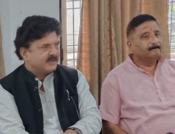 Ballia: जिले में गोवंश संरक्षण को नई मजबूती: 30 गौशालाओं में 2295 गोवंश सुरक्षित, 1130 परिवारों ने अपनाया पालन। 