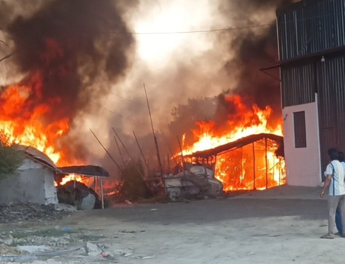 हापुड़ के पिलखुवा में भीषण अग्निकांड का तांडव, 70 से ज्यादा झुग्गियां और कई बड़े गोदाम जलकर हुए राख।