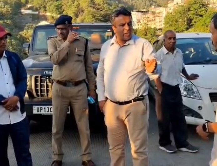 मसूरी बेकरी हिल पार्किंग पर पालिका का कब्जा, मजदूर संघ का विरोध तेज, मामला पहुंचा न्यायालय। 