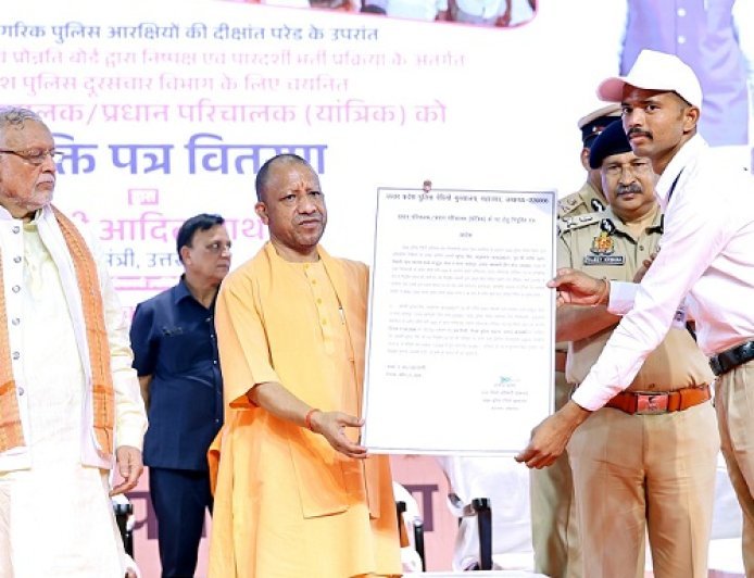 Lucknow: नियुक्ति पत्र पाकर झूमे युवा, बोले—योगी सरकार ने दी पारदर्शी भर्ती और सुरक्षित माहौल।