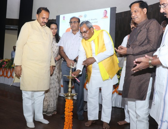 Lucknow : क्षेत्र पंचायत प्रमुखों की कार्यशाला में तय हुआ गांवों के विकास का खाका, पंचायती राज मंत्री ने दिए निर्देश