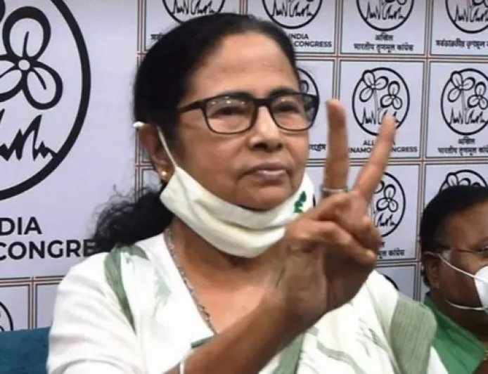भवानीपुर का महासंग्राम- ममता बनर्जी ने खुद संभाला मोर्चा, पोलिंग बूथ के बाहर कुर्सी लगाकर बैठीं मुख्यमंत्री