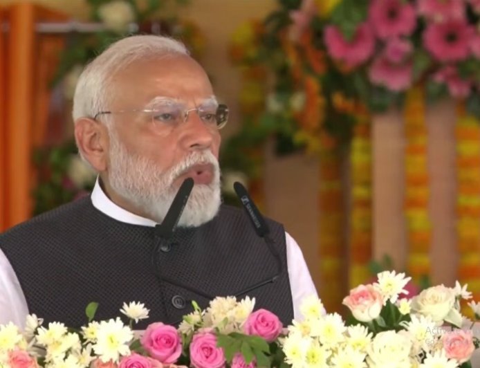 पीएम मोदी का करारा प्रहार- सपा की राजनीति पर घेराबंदी, 'परिवारवाद और जातिवाद' को बताया विकास की राह में रोड़ा