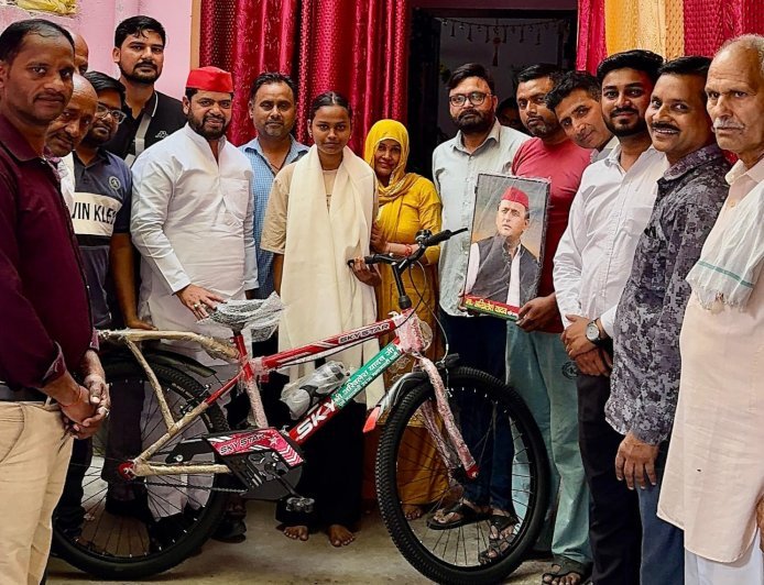 Bajpur : उत्तराखंड बोर्ड परीक्षा में शानदार प्रदर्शन करने वाली छात्रा कनिष्का को पूर्व मुख्यमंत्री अखिलेश यादव की ओर से साइकिल भेंट की गई।