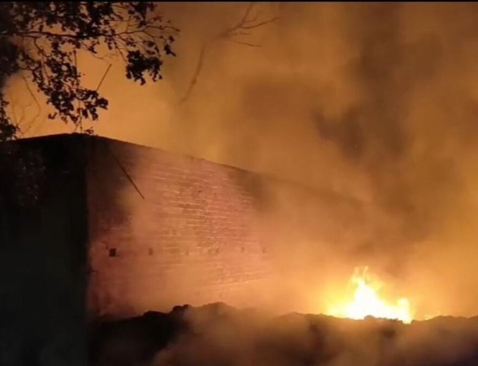 Deoband : देवबंद के मोहल्ला बेरियान में प्लास्टिक गोदाम में भीषण आग, स्थानीय लोगों ने पाया काबू