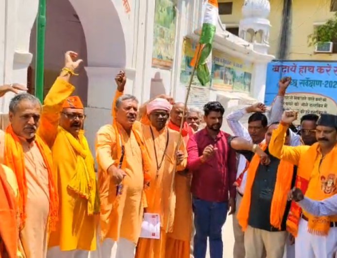 Sambhal : हर जिले में गूंजेगा ‘वंदे मातरम’! सम्भल में चौक नामकरण को लेकर तेज हुई मांग