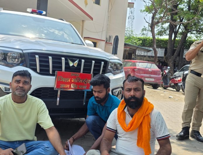 Bajpur : 10 एकड़ जमीन पर कब्जे को लेकर एडीएम की गाड़ी के आगे धरने पर बैठे ग्रामीण