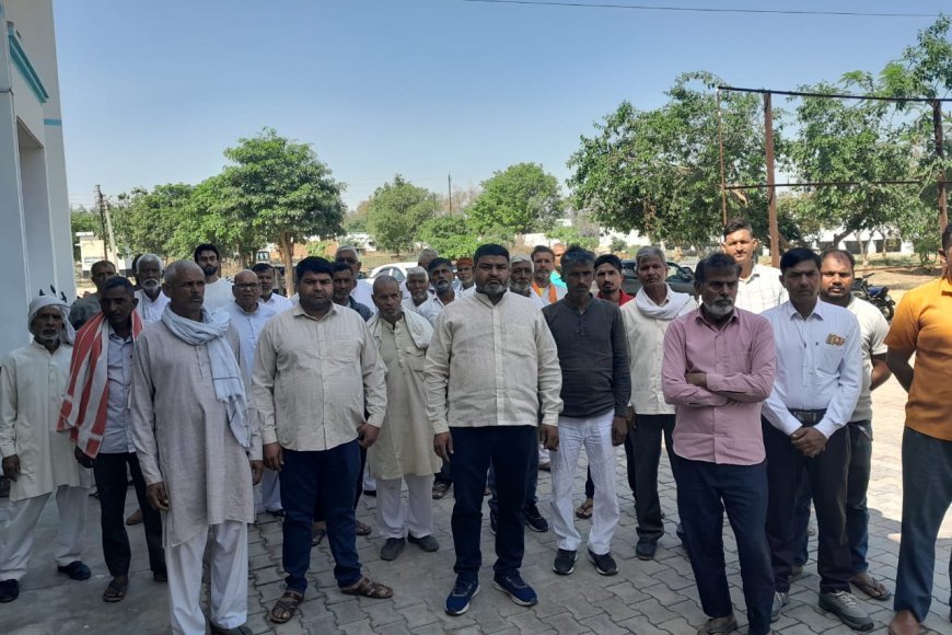 Hathras : ग्राम प्रधान और उनके परिवार पर मुकदमा दर्ज होने से गरमाया माहौल, ग्रामीणों ने की निष्पक्ष जांच की मांग