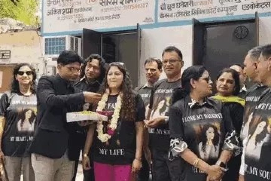 शादी के सात जन्मों का बंधन टूटा तो पिता ने खिलाई मिठाई, टी-शर्ट पर 'आई लव माई डॉटर' लिखकर समाज को दिया बड़ा संदेश