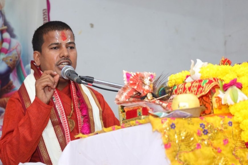 Sitapur : झूठी प्रशंसा अहंकार बढ़ाती है और पतन का कारण बनती है: महंत विवेक शास्त्री