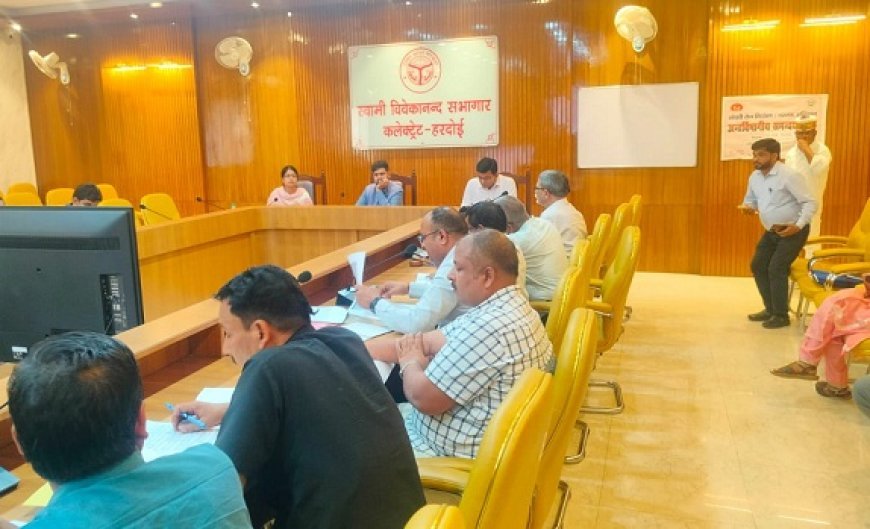 Hardoi: संचारी रोगों पर वार: हरदोई में डीएम अनुनय झा ने तेज की तैयारियां, विभागों को सख्त निर्देश। 