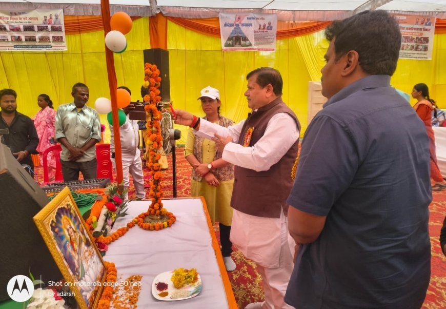 Sitapur : स्कूल चलो अभियान का भव्य शुभारंभ, राज्यमंत्री ने एलईडी वैन को दिखाई हरी झंडी