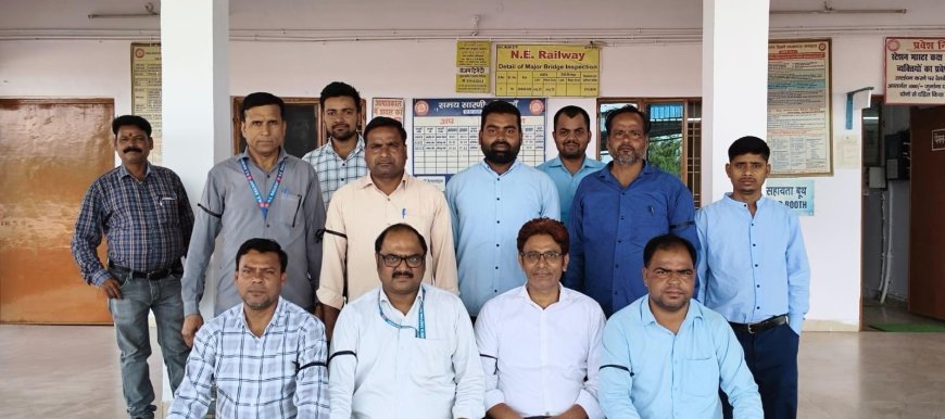 Sitapur : श्रम कानूनों के खिलाफ रेलकर्मियों का प्रदर्शन, काली पट्टी बांधकर जताई नाराजगी