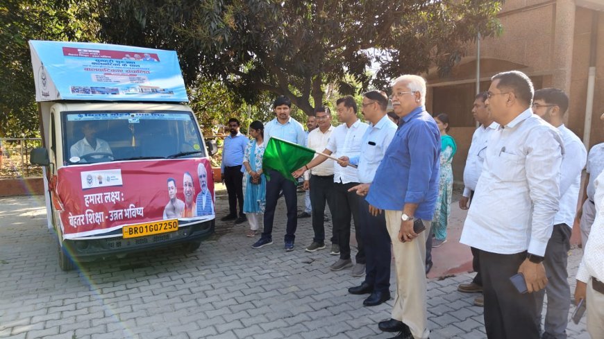 Santkabirnagar : संत कबीर नगर में 'स्कूल चलो अभियान' का आगाज, डीएम ने एलईडी वाहन को दिखाई हरी झंडी