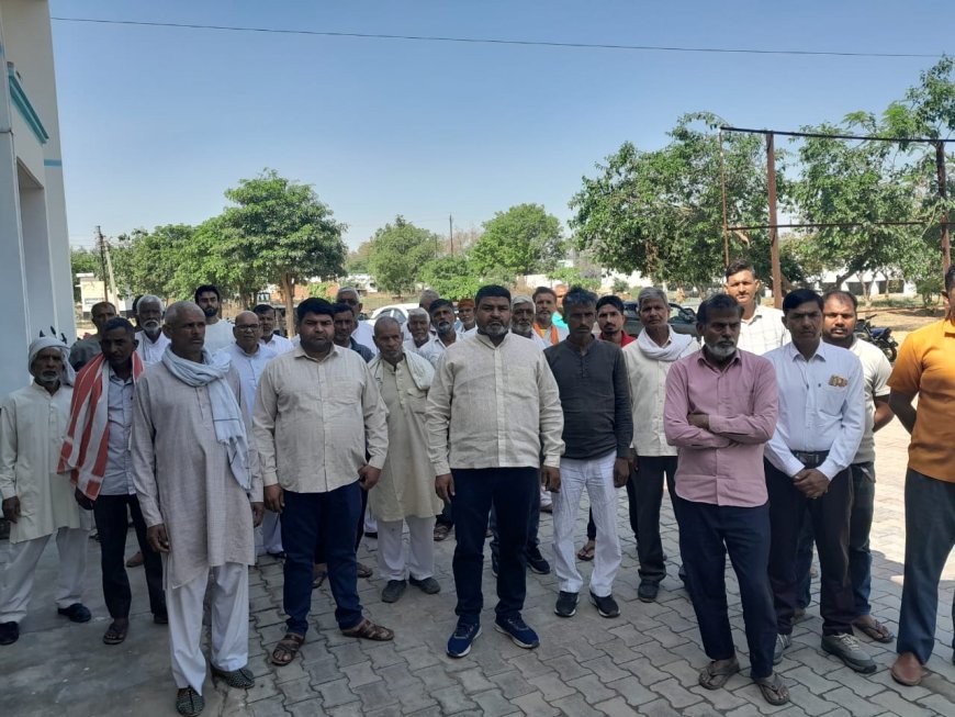 Hathras : ग्राम प्रधान और उनके परिवार पर मुकदमा दर्ज होने से गरमाया माहौल, ग्रामीणों ने की निष्पक्ष जांच की मांग