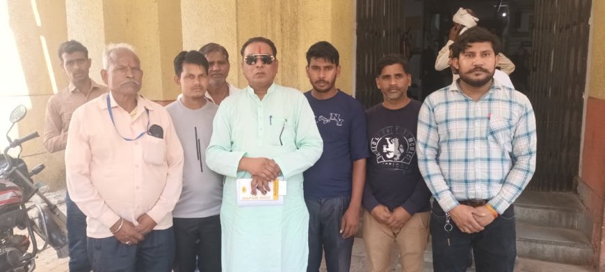 Sambhal: सफाई कर्मचारियों के वेतन पर बवाल: ₹18,000 की मांग तेज, घोटाले के आरोप के साथ बड़े आंदोलन की चेतावनी। 